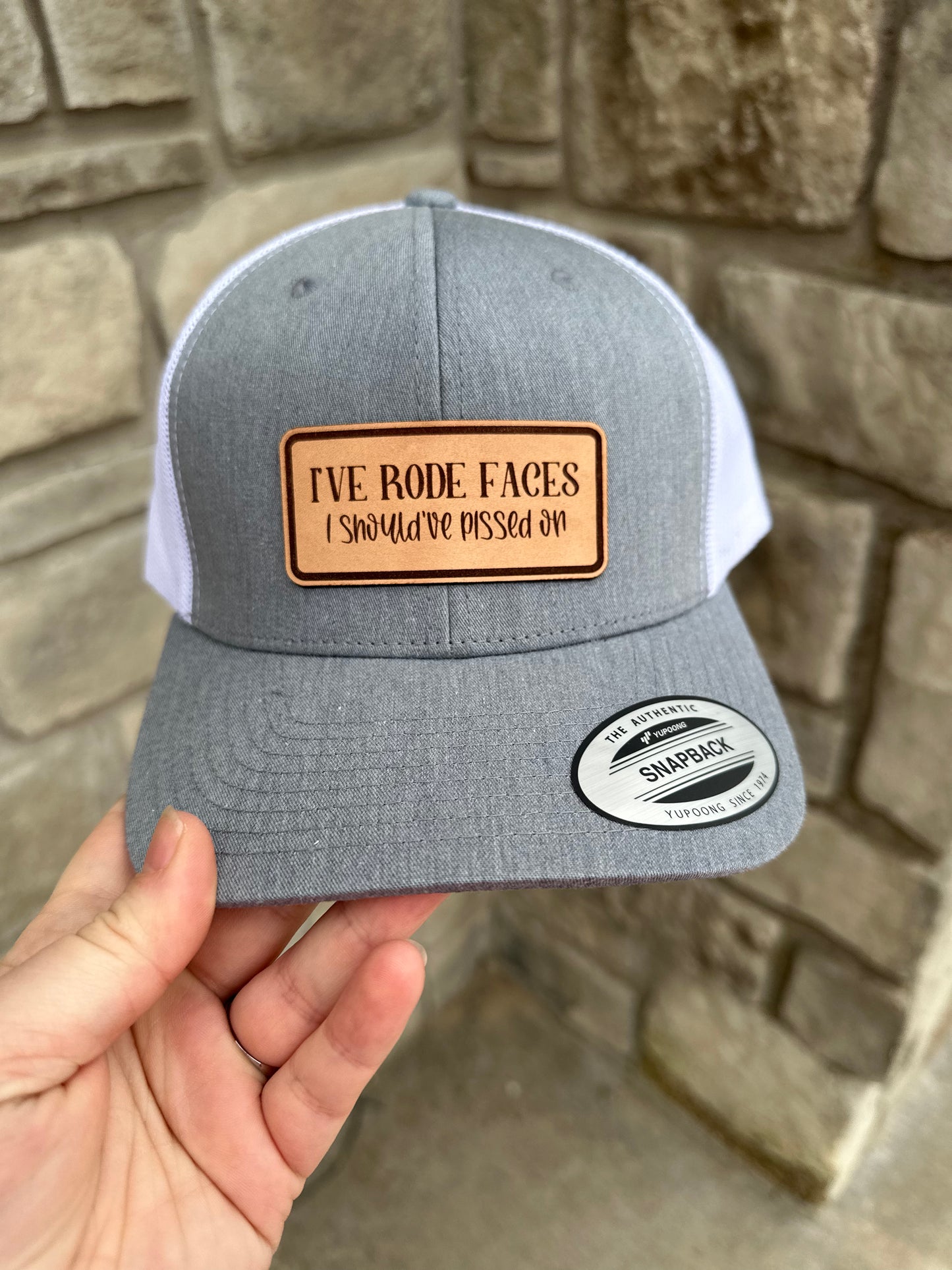 Rode Faces Hat